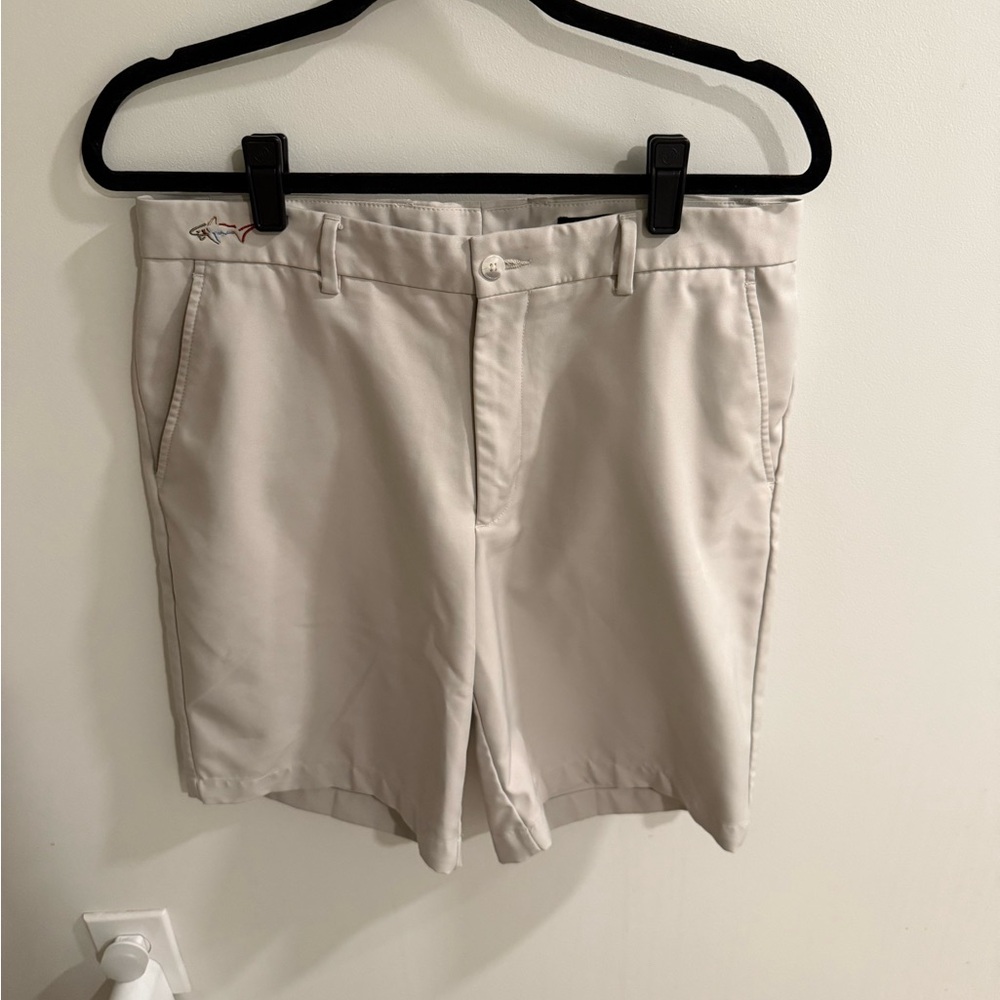 Greg Norman Men’s golf shorts in sandstone, size: 32